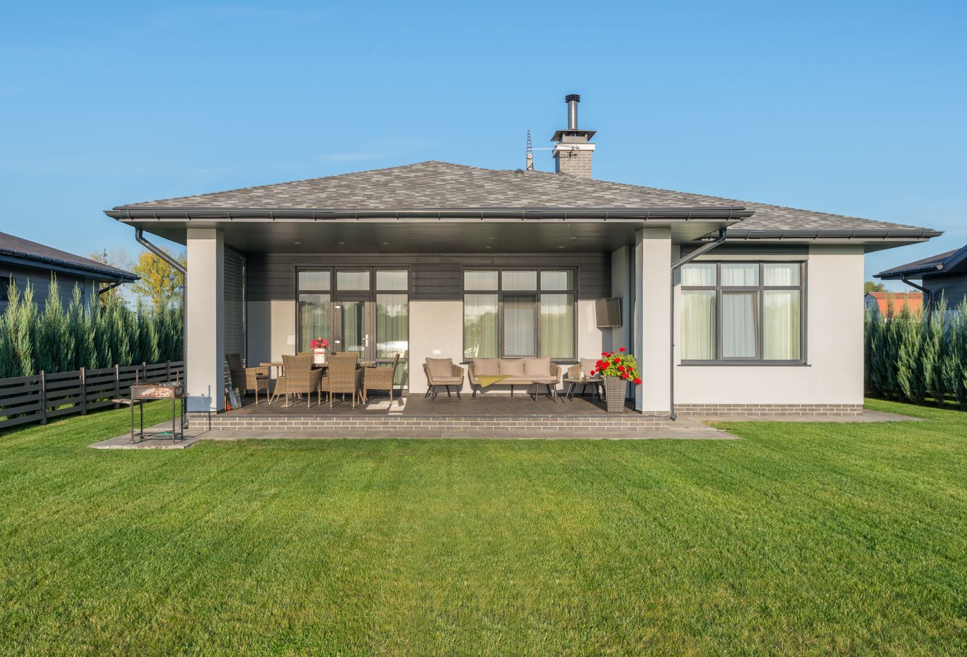 A backyard lawn kept to the Yardly standard
